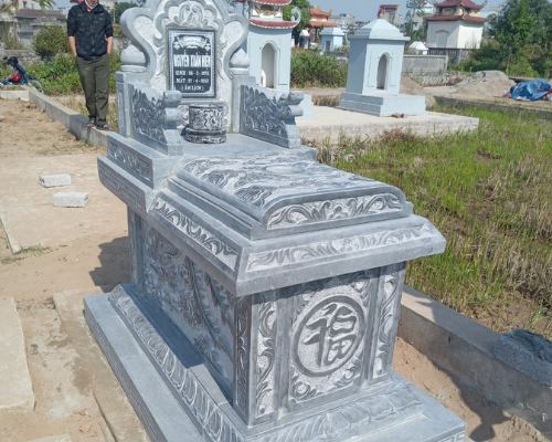 Mẫu mộ tam sơn (hay mộ bành) với đường nét hoa văn điêu khắc tỉ mỉ 