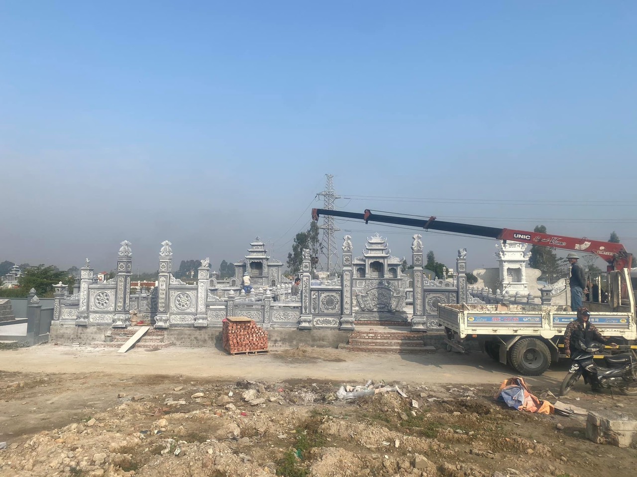 Lan can đá cũng quan trọng để bảo vệ khu lăng mộ và tạo nên không gian linh thiêng