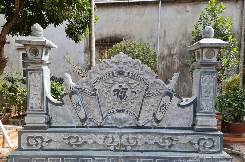 Hình ảnh cuốn thư đá có hai cột trụ hai bên số 1