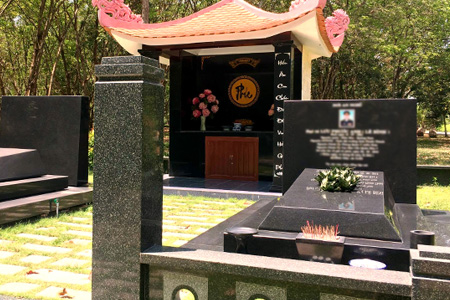 Lăng mộ đá hoa cương gia đình đẹp cổ kính