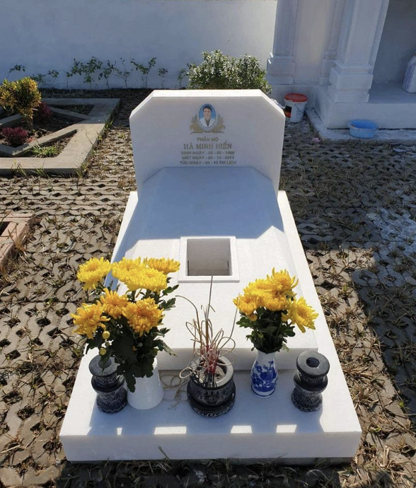 Tổng hợp 99+ mẫu lăng mộ đá trắng đẹp hiện nay hình 3 Mẫu mộ tam sơn chế tác từ đá trắng đơn giản