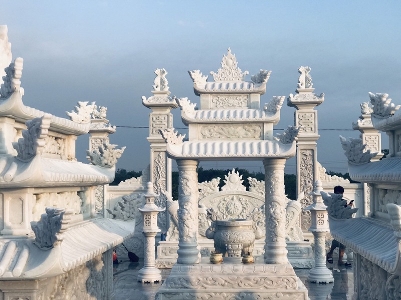 Khu lăng mộ đá trắng là công trình kiến trúc, là không gian tâm linh ngoài trời