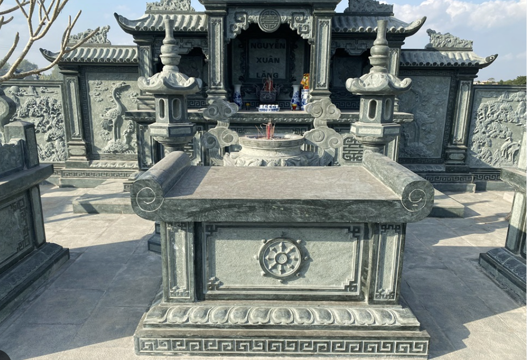 Mẫu bàn lễ đá xanh rêu đẹp chuẩn phong thuỷ 