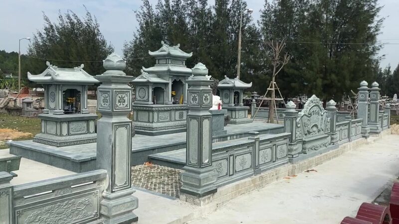 Nếu có sử dụng mái che thì cũng sẽ là mái che chắn một phần lăng thờ chung và bàn lễ đá 