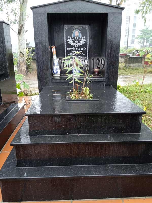 Mẫu mộ đá granite đen đơn giản 