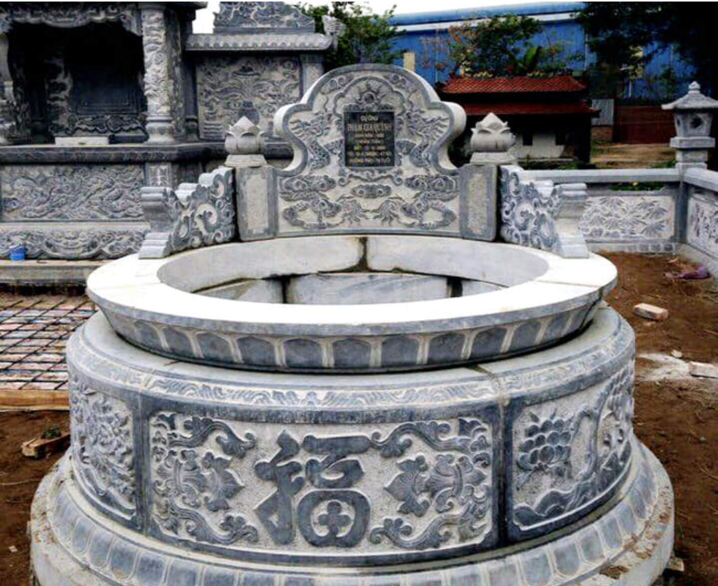 Mẫu mộ đá tròn hoa văn chạm khắc nổi bật